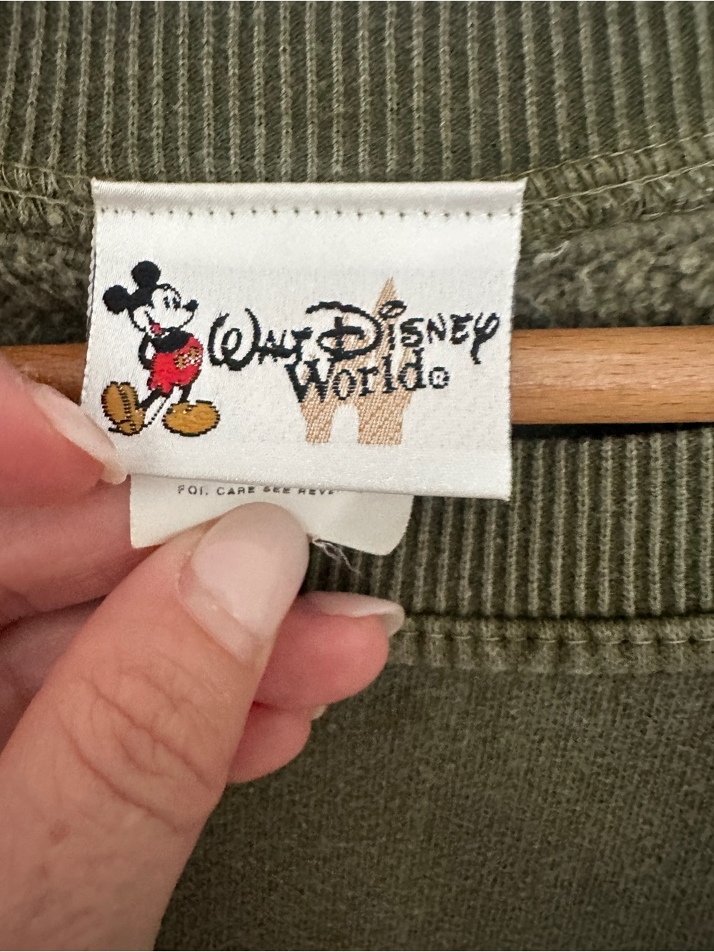 VTG Disney World Grumpy Sweatshirt Unisex Large Green Embroidered Crewneck - Picture 3 of 4